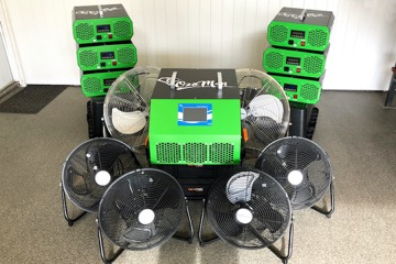 Generator ozonu i wentylator podczas ozonowania lokalu